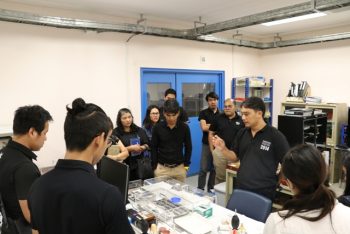 เยี่ยมชมห้องปฏิบัติการมิติ