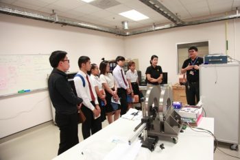 เยี่ยมชมห้องปฏิบัติการแม่เหล็กไฟฟ้า