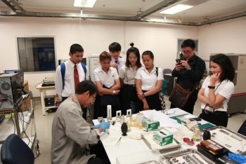 เยี่ยมชมห้องปฏิบัติการมิติ